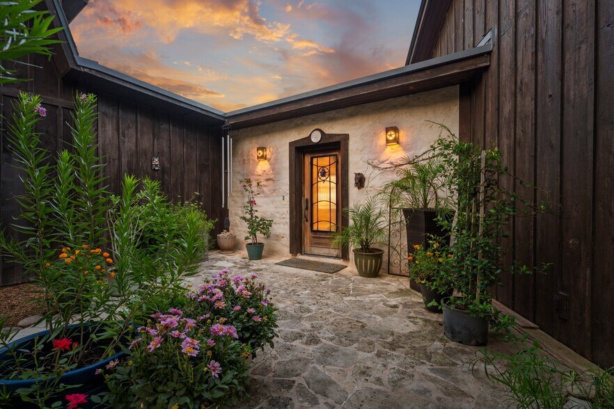 More Photos Of 3911 Lago Vista Dr, Austin Apartments For Sale