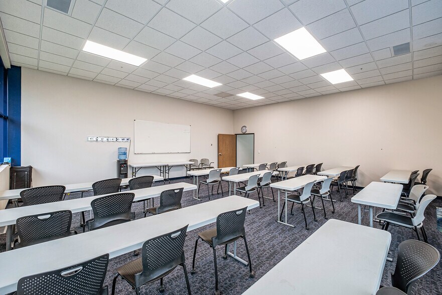 More Photos Of 2021 Wellworth Ave, Jackson Warehouse For Sale