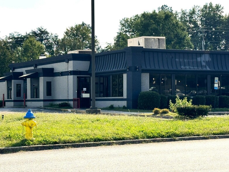 Primary Photo Of 2904 Knoxville Center Dr, Knoxville Fast Food For Sale