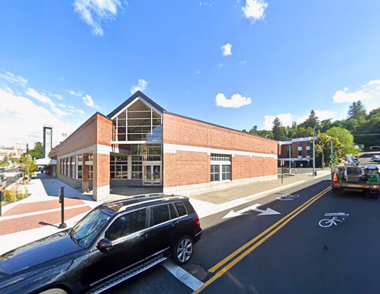 More Photos Of 301 E Main St, Pullman Bank For Lease