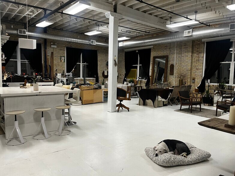 More Photos Of 1633 N Hamlin Ave, Chicago Office For Lease