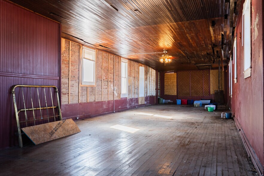 More Photos Of 135 Main St, Smiths Grove Storefront For Sale