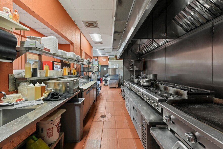 More Photos Of 918 W Plantation Dr, Clute Restaurant For Sale