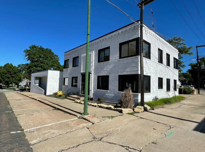 More Photos Of 116 W 19th St, Falls City Showroom For Sale