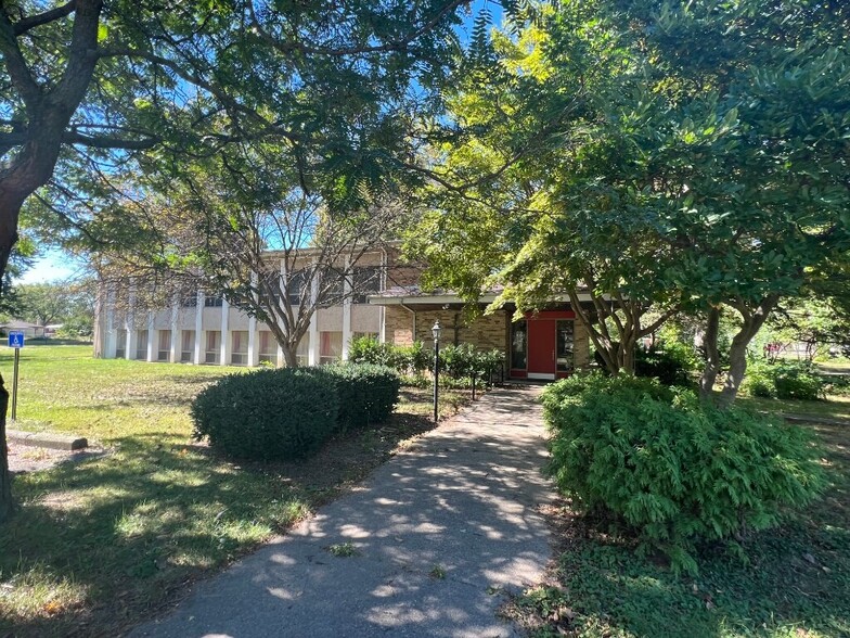 Primary Photo Of 26431 W Chicago, Redford Religious Facility For Lease