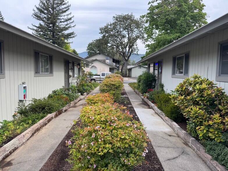 More Photos Of 305 NE C St, Grants Pass Apartments For Sale
