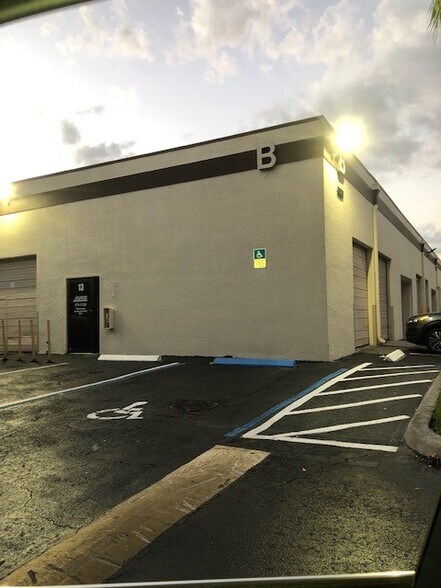 More Photos Of 10026 Spanish Isle Blvd, Boca Raton Warehouse For Lease