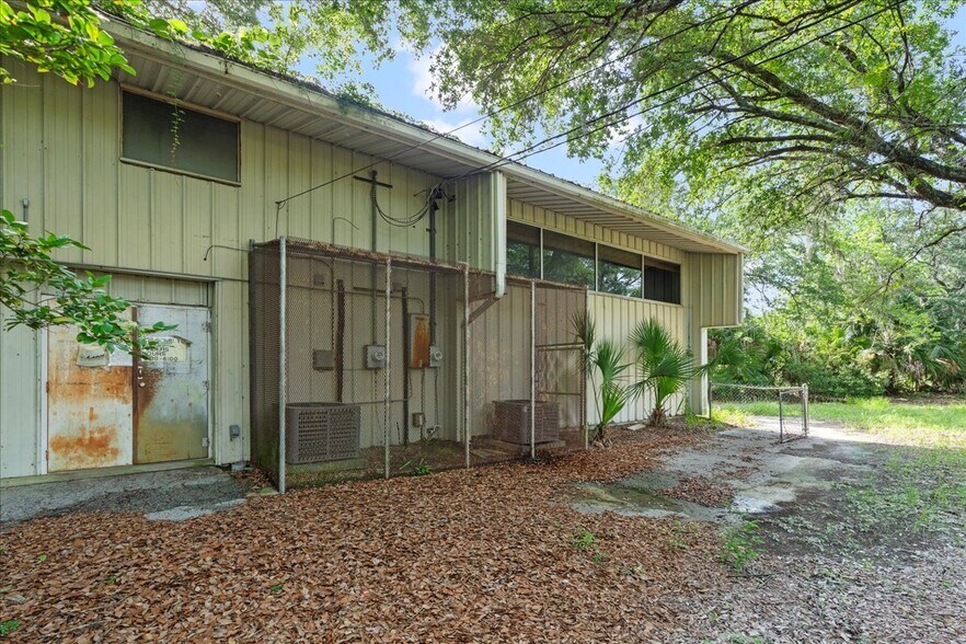More Photos Of 1001 NE Waldo Rd, Gainesville Office For Sale