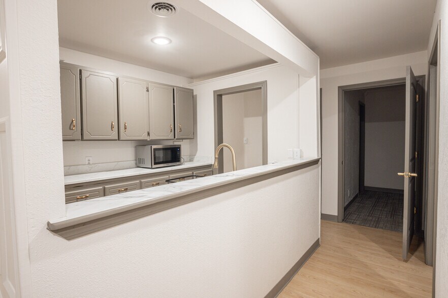 More Photos Of 1001 NW 15th Ave, Ardmore Medical For Sale