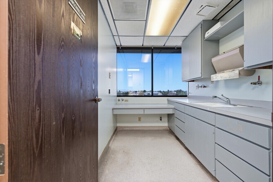 More Photos Of 1669 W Avenue J, Lancaster Medical For Lease