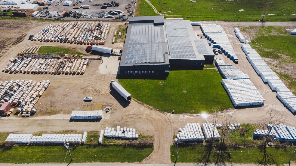 More Photos Of 260 Centre St, Petrolia Warehouse For Lease