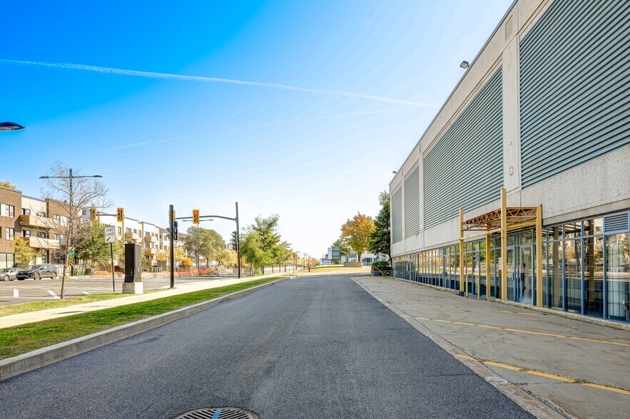 More Photos Of 8740-8878 Blvd Pie-IX, Montréal Warehouse For Lease