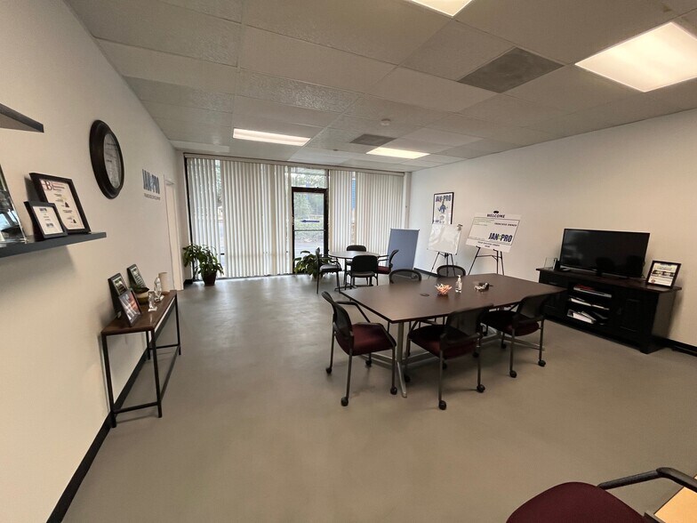 More Photos Of 410 Government Ave, Valparaiso Unknown For Lease