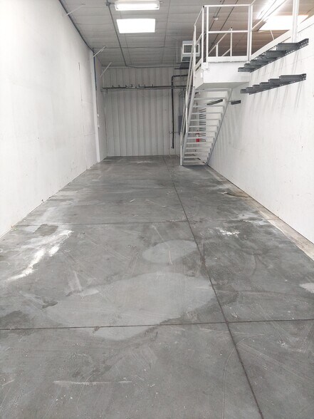 More Photos Of 3235 N 33rd St, Lincoln Warehouse For Lease