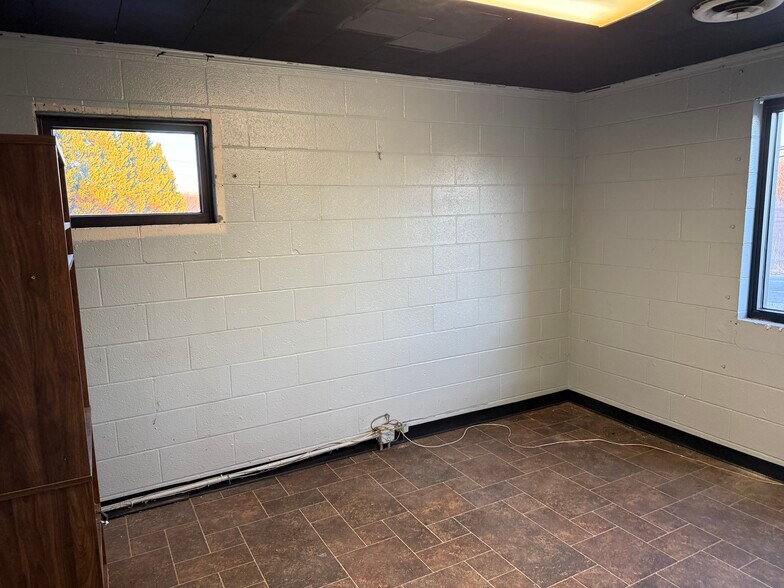 More Photos Of 630 Trindale Rd, Trinity Warehouse For Lease