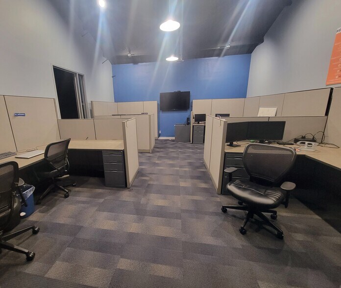 More Photos Of 5642 N 2nd St, Loves Park Office For Sale