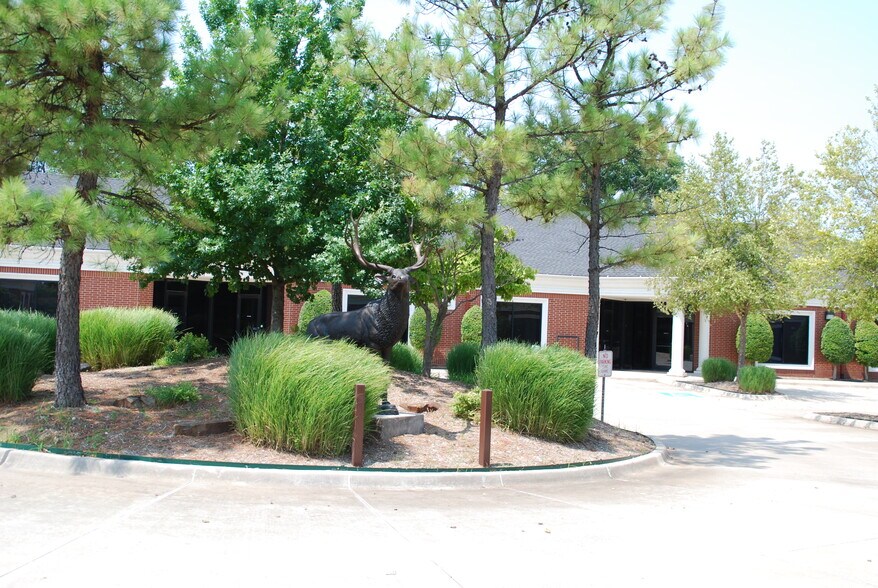 More Photos Of 609 S Kelly Ave, Edmond Unknown For Lease