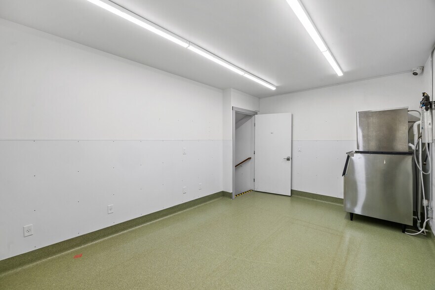 More Photos Of 840 N Cloverdale Blvd, Cloverdale Convenience Store For Sale
