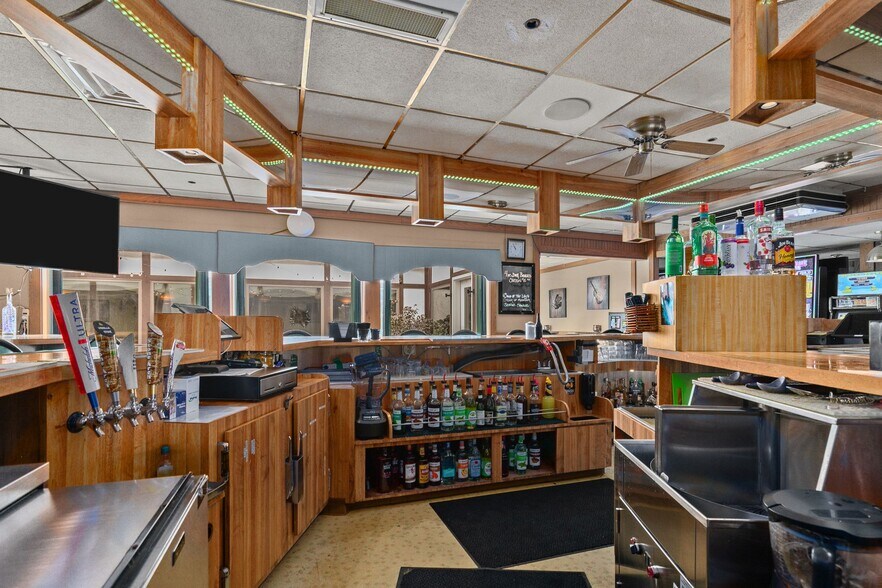 More Photos Of 1101 W North Ave, Little Chute Restaurant For Lease