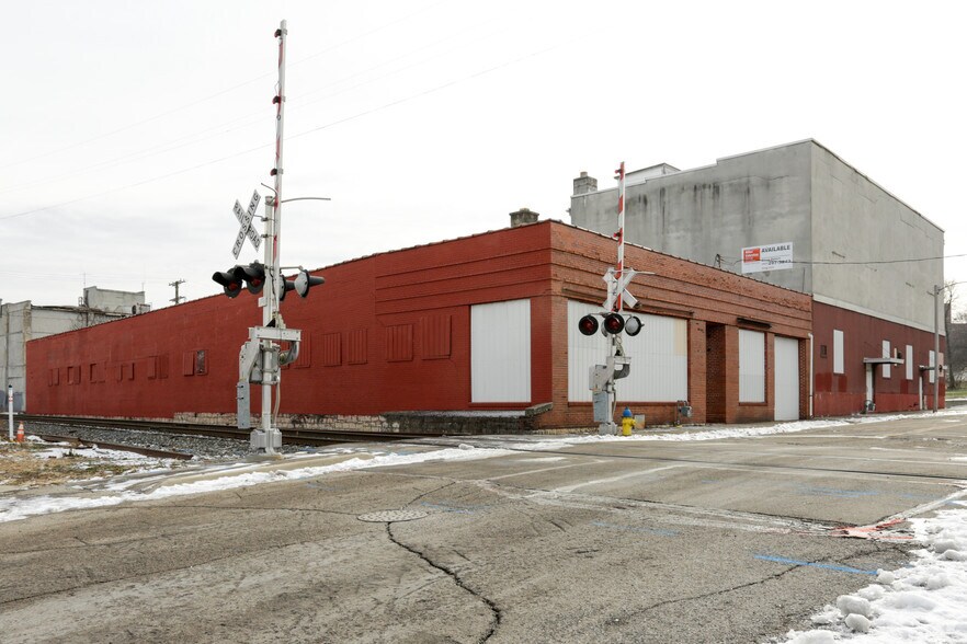 More Photos Of 204-216 S Lowry Ave, Springfield Warehouse For Sale