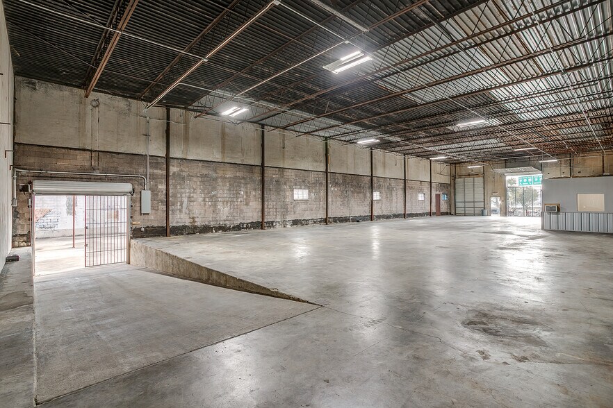 More Photos Of 1008 E 11th St, Fort Worth Warehouse For Lease