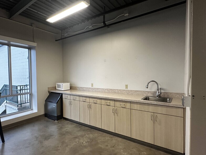 More Photos Of 500 Grand Ave, Joplin Flex For Lease