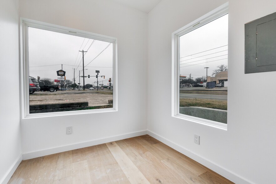 More Photos Of 3617 S Lancaster Rd, Dallas Flex For Lease