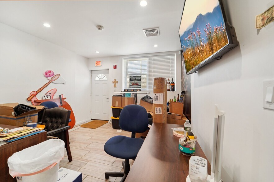 More Photos Of 593-595 New York Ave, Lyndhurst Light Manufacturing For Lease