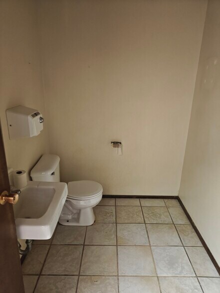 More Photos Of 208 E 1st St, McCook Office For Sale