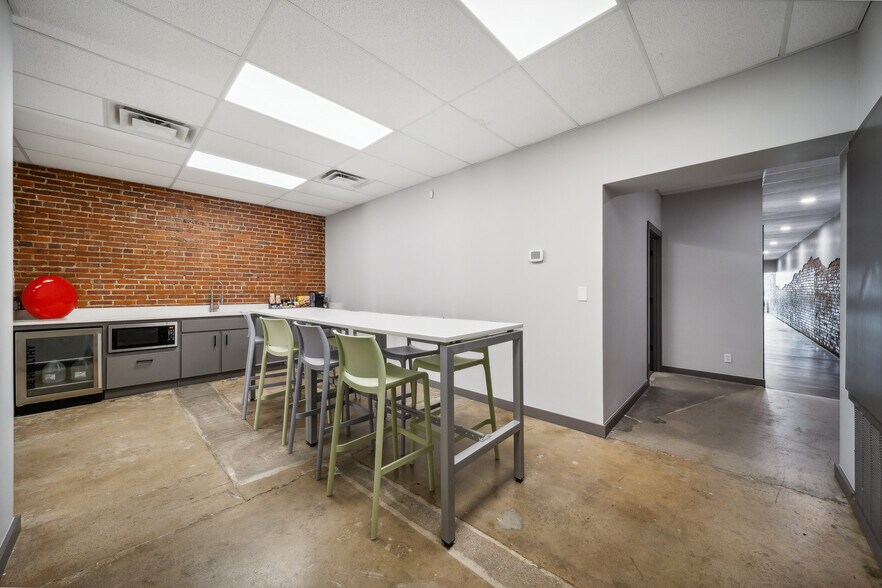 More Photos Of 219 E Rogers Blvd, Skiatook Storefront Retail Office For Sale