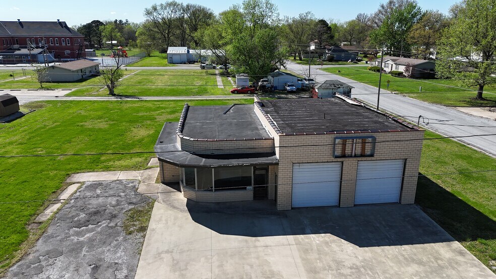 More Photos Of 39 N Walnut St, Tamaroa Specialty For Sale