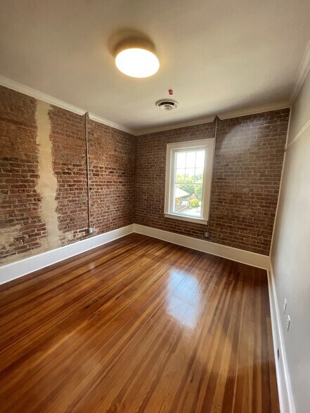 More Photos Of 121-129 N Main St, Mooresville Storefront Retail Office For Lease