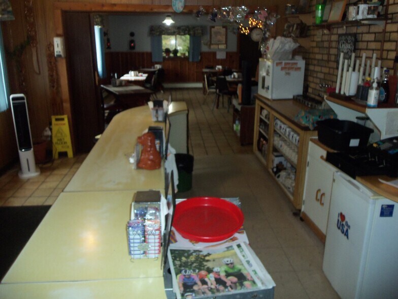 More Photos Of 314 Main St, Suring General Retail For Sale