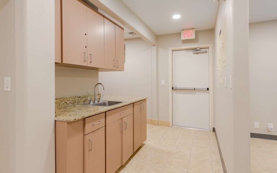 More Photos Of 12734 Kenwood Ln, Fort Myers Medical For Lease