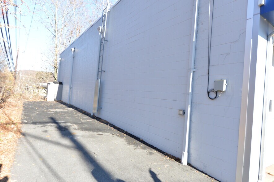 More Photos Of 20 Franklin Tpke, Mahwah Industrial For Lease