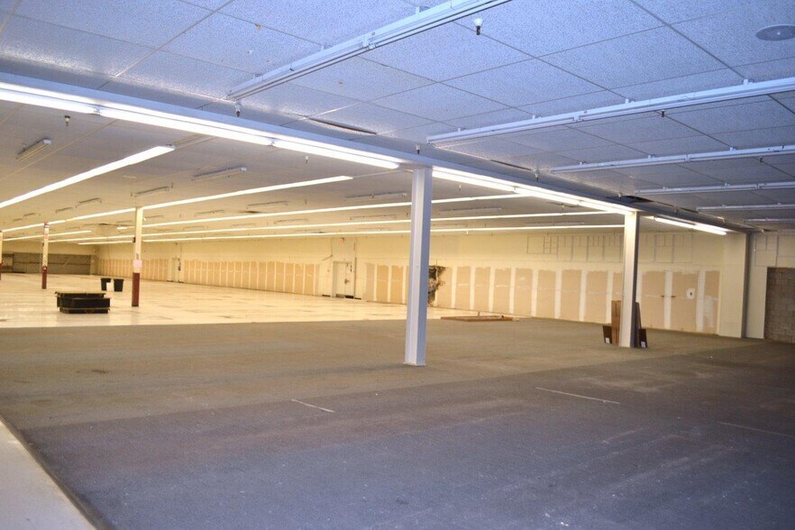 More Photos Of 539 Valley Dr, Oceana Storefront For Lease