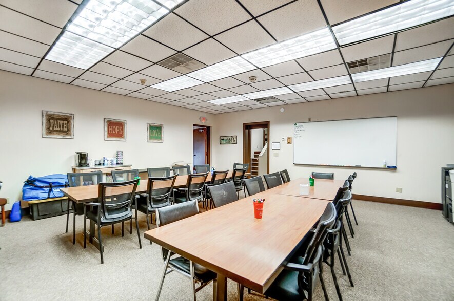 More Photos Of 413-419 N Main St, Findlay Showroom For Sale