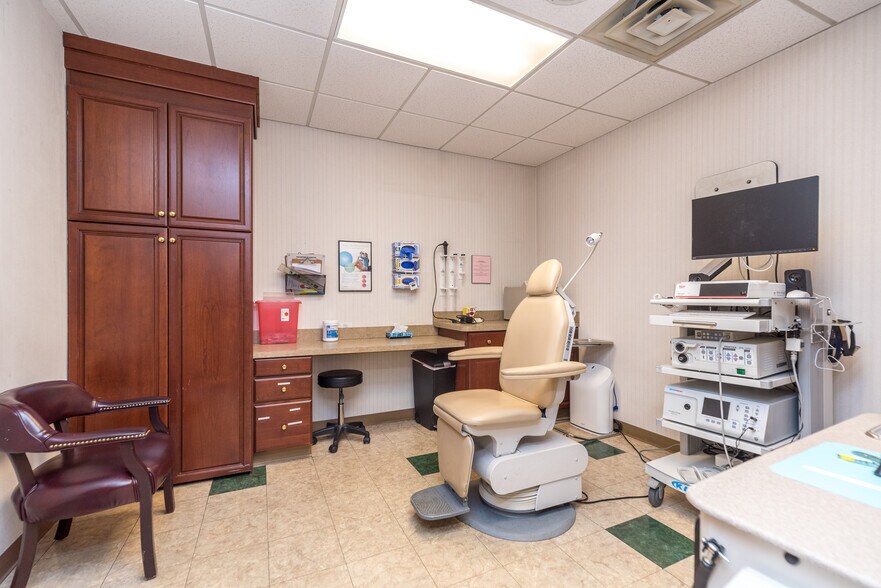 More Photos Of 301 West Chester Pike, Havertown Medical For Sale