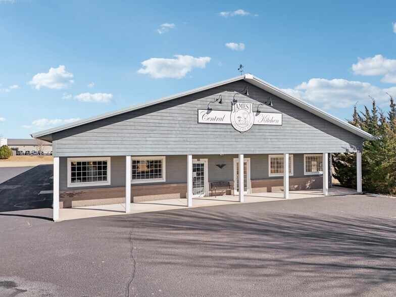 More Photos Of 680 Enterprise Dr, Lake Mills Freestanding For Lease