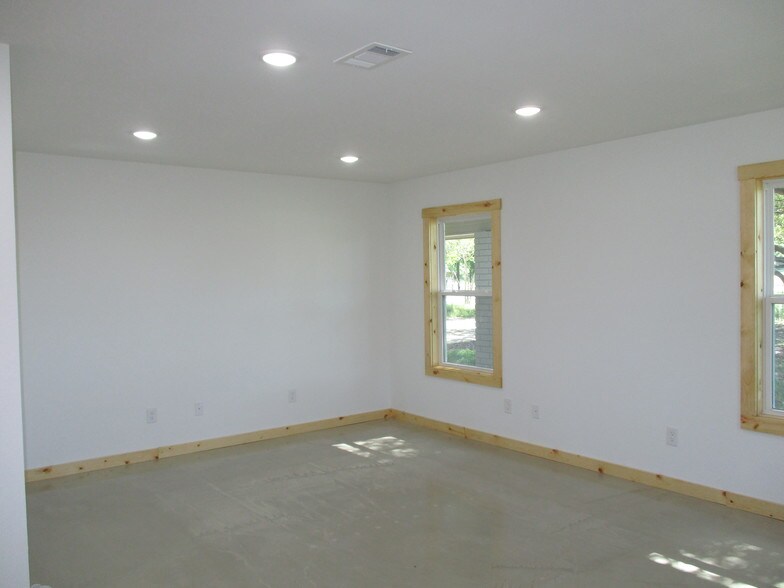 More Photos Of 12724 Lowden Ln, Manchaca Office Residential For Lease