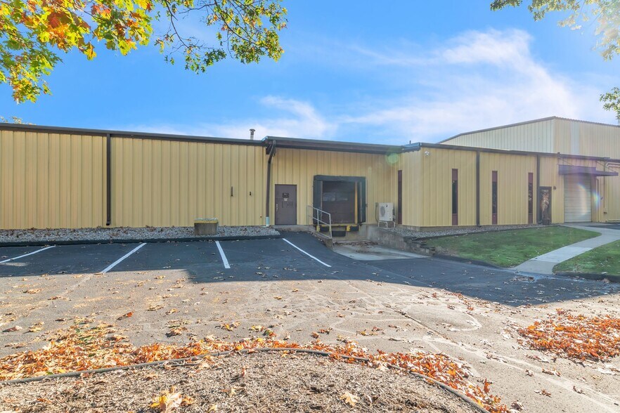 More Photos Of 250 Old Lyman Rd, South Hadley Light Manufacturing For Lease