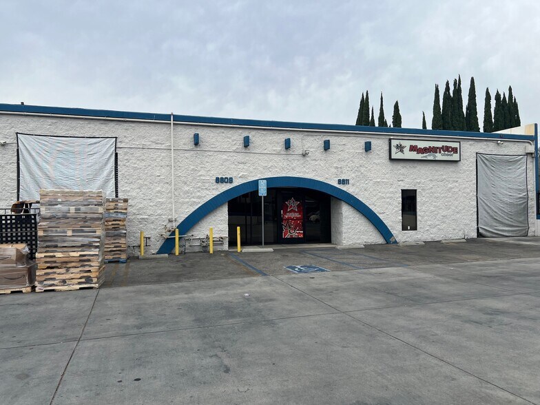 Primary Photo Of 8803-8811 Amigo Ave, Northridge Warehouse For Lease