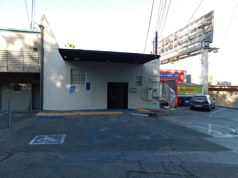 More Photos Of 16938-16940 Ventura Blvd, Encino Storefront For Lease