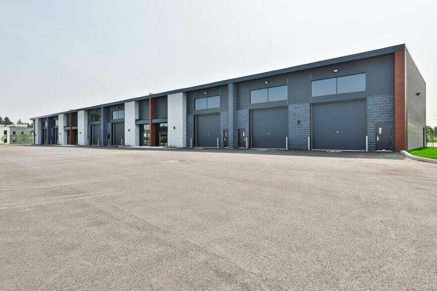 More Photos Of 310-320 Legault Rue, Blainville Warehouse For Lease