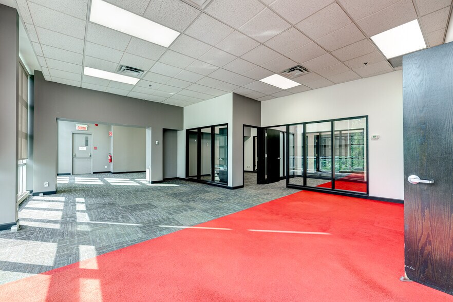 More Photos Of 867-877 Boul Jean-Paul-Vincent, Longueuil Warehouse For Lease