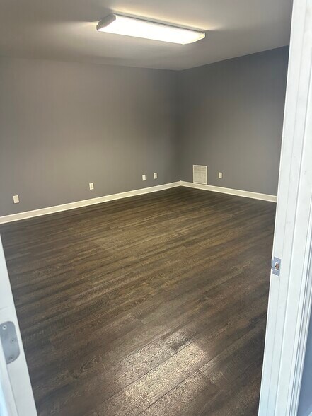 More Photos Of 3100 Fitzgerald Industrial Dr, Bowling Green Warehouse For Lease