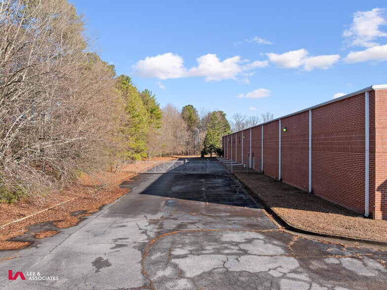 More Photos Of 135 Veterans Memorial Pky, Mableton Warehouse For Lease