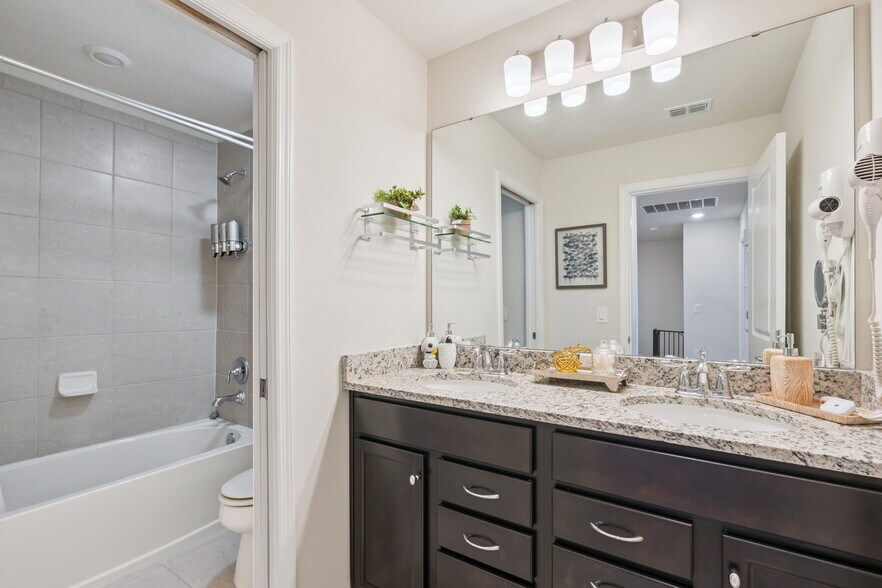 More Photos Of 921 Paradise Dr, Davenport Apartments For Sale