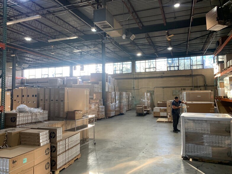 More Photos Of 11 Largo Dr S, Stamford Warehouse For Lease