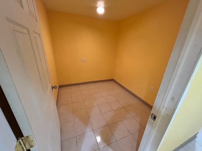 More Photos Of 669 E 185th St, Euclid General Retail For Sale